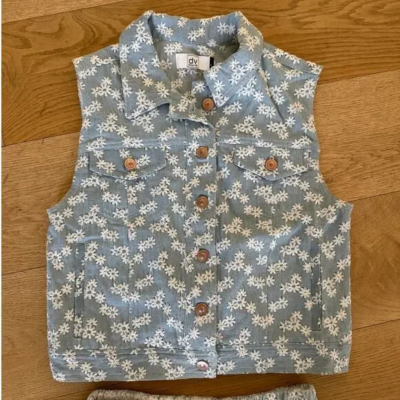 Dolce Vita - Embroidered Daisy Sleevelest Vest Top & Shorts Set in Blue & White
